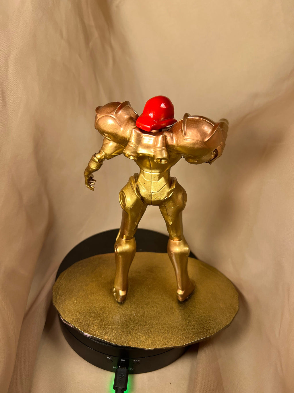 Samus Aran with Removable Helmet / Metroid Hero  Figure