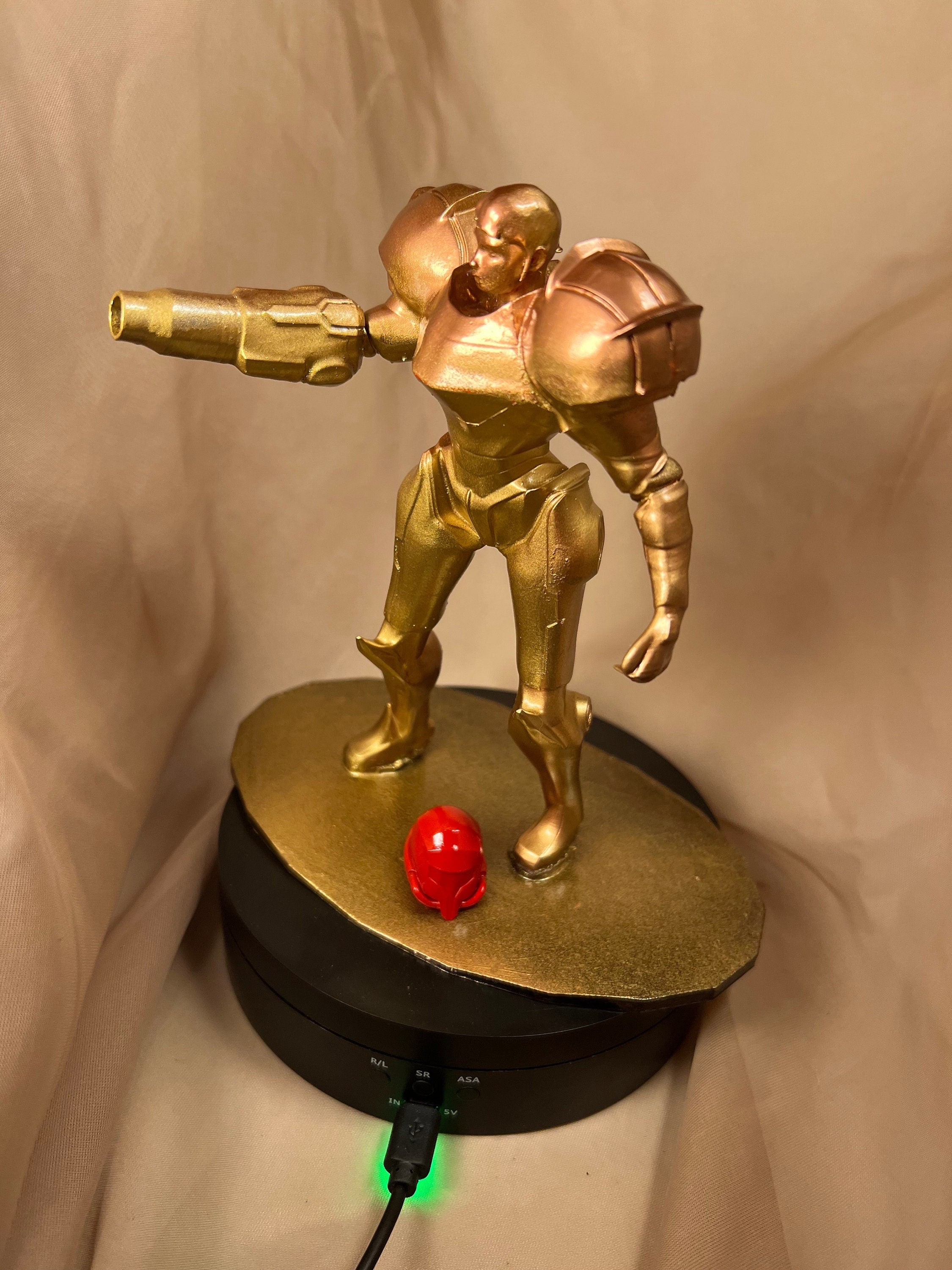 Samus Aran with Removable Helmet / Metroid Hero  Figure
