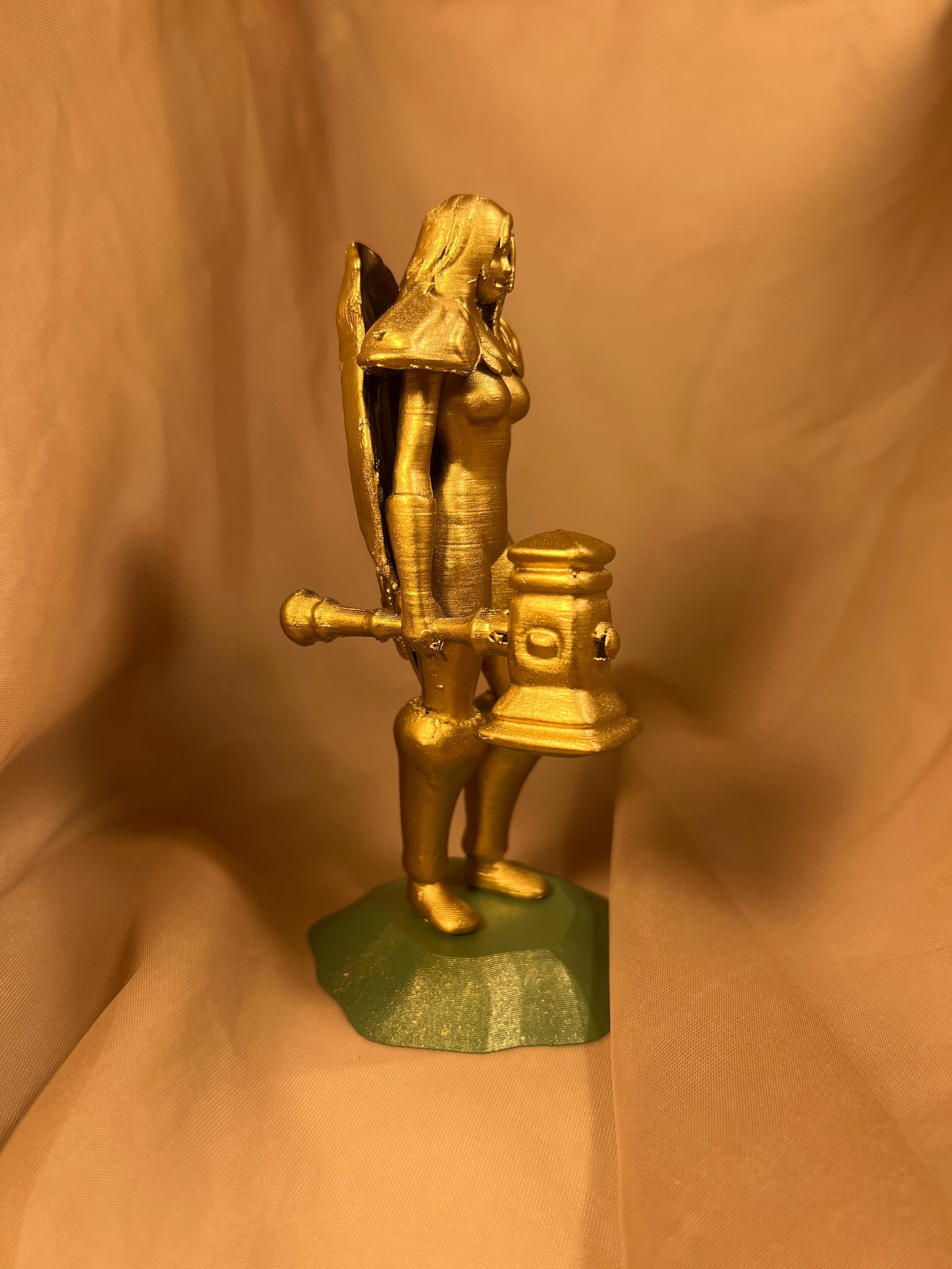 Hellina the Paladin / Female Knight Figure