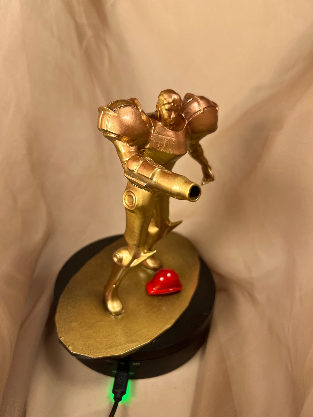 Samus Aran with Removable Helmet / Metroid Hero  Figure