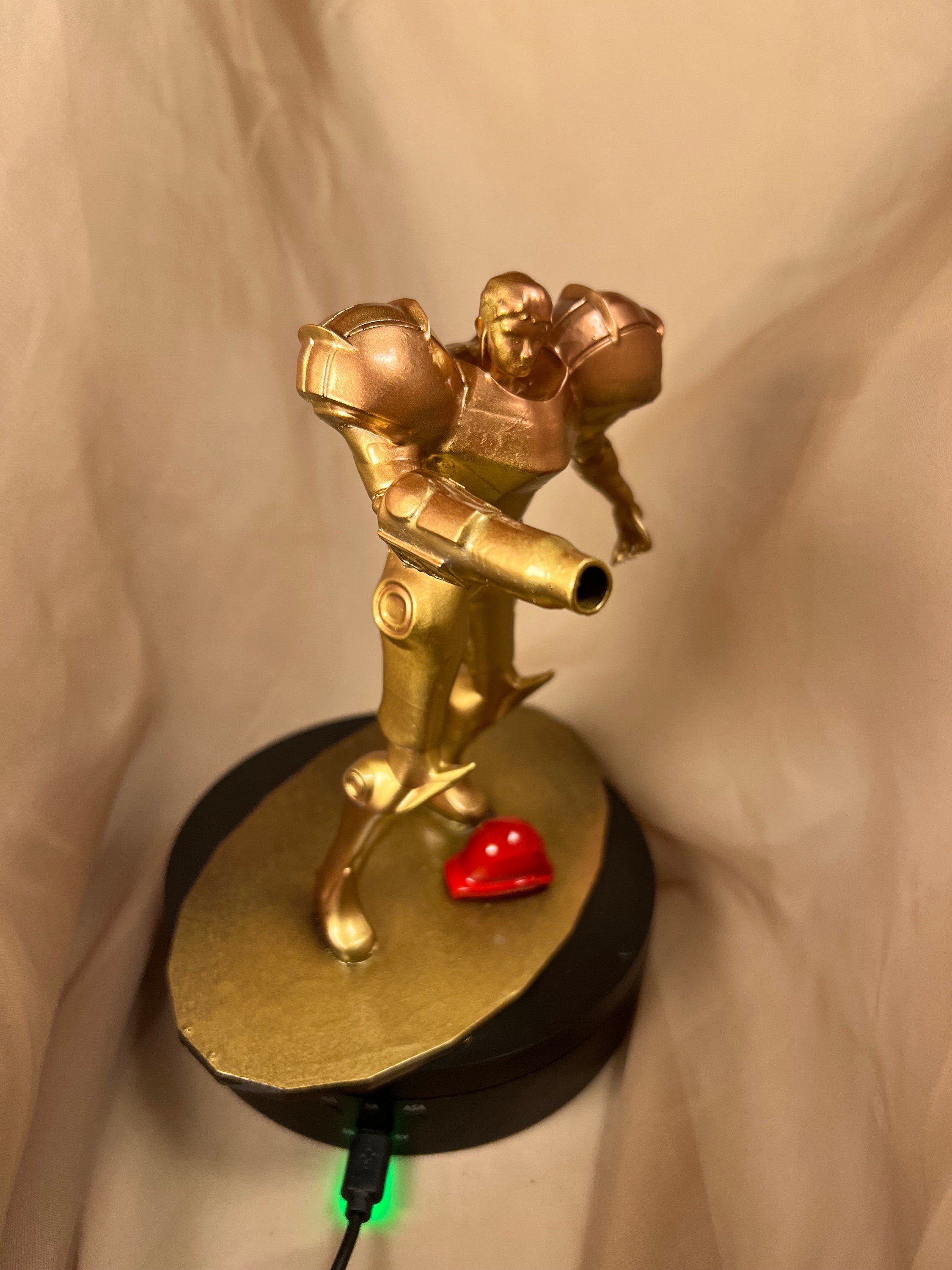 Samus Aran with Removable Helmet / Metroid Hero  Figure