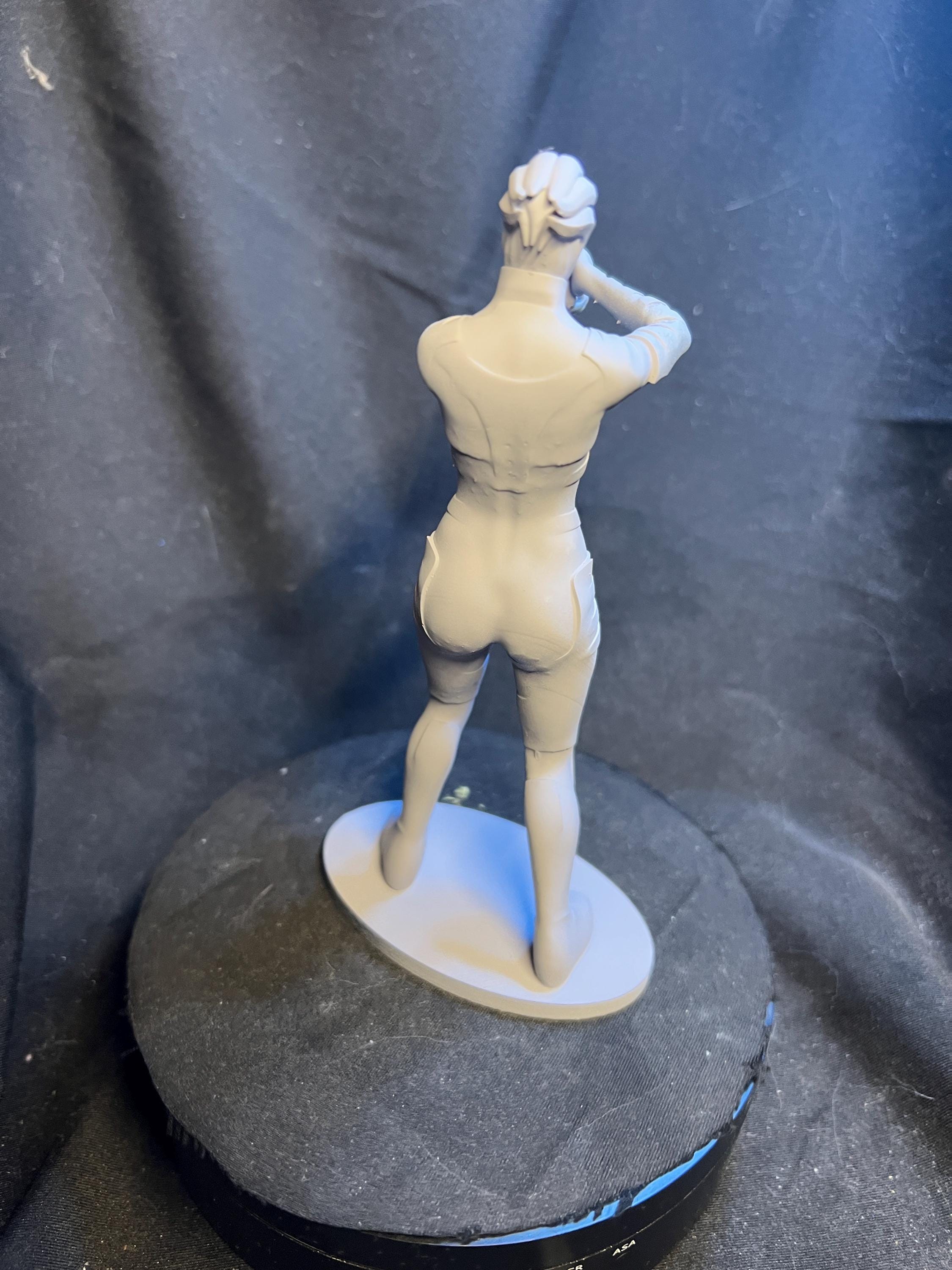 Sleek Alien Warrior Figurine - Unpainted, 6" Tall
