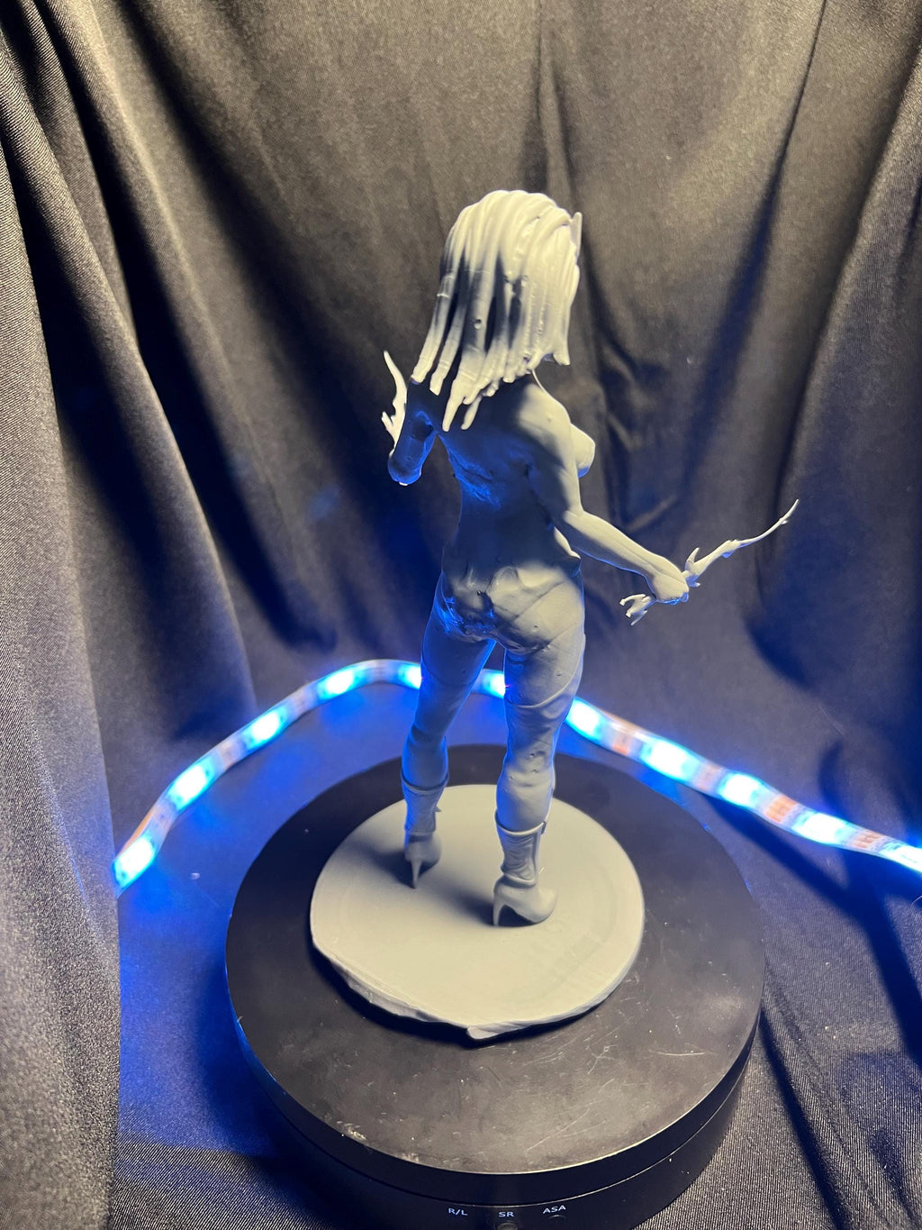 Dual Wielding Elf Rogue Figure