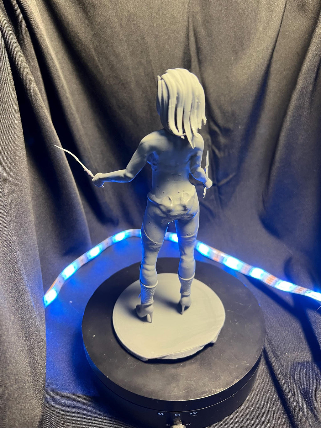 Dual Wielding Elf Rogue Figure