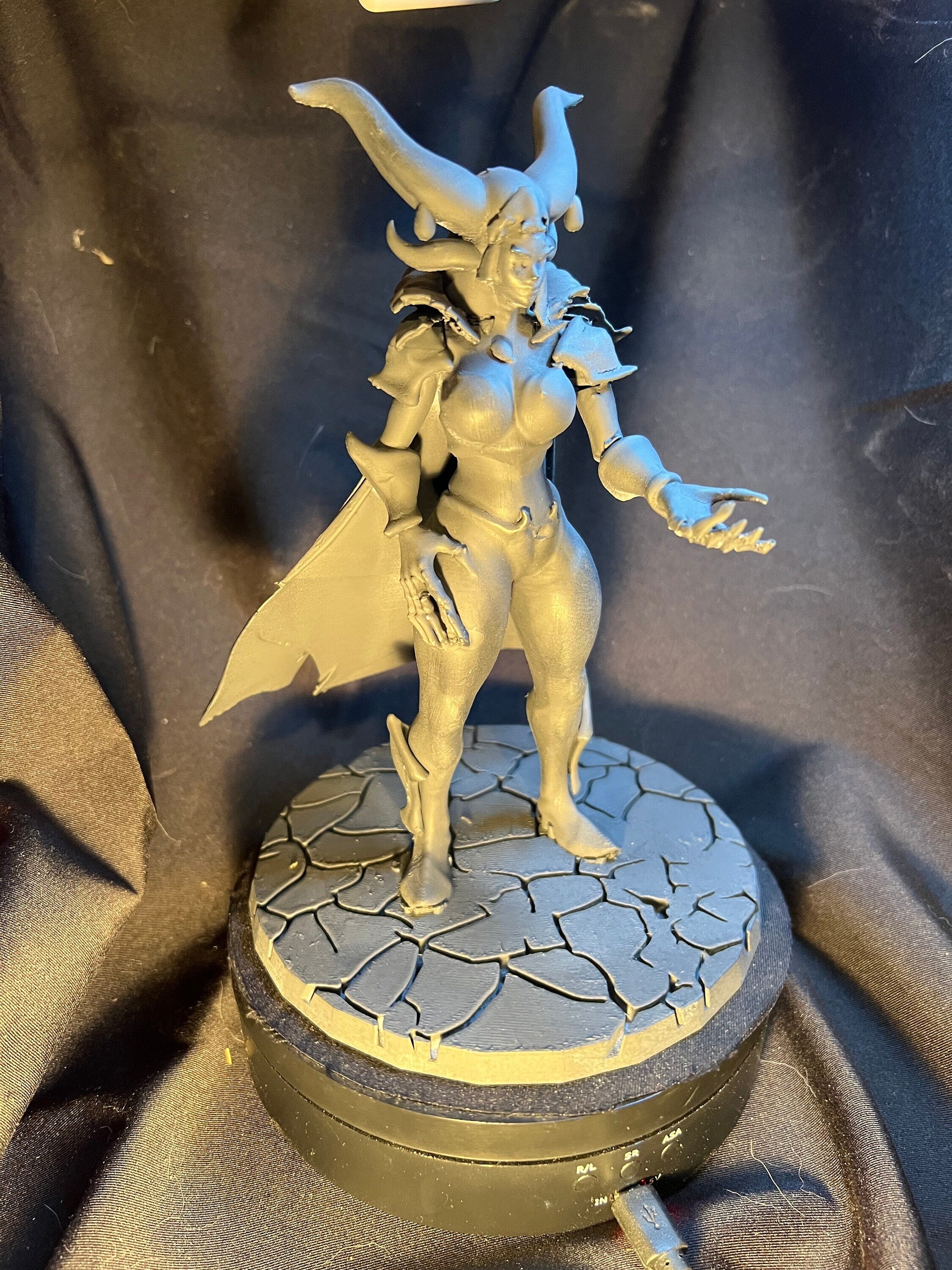 Dragon Queen Miniature / Fantasy Dragonkin Woman Figure