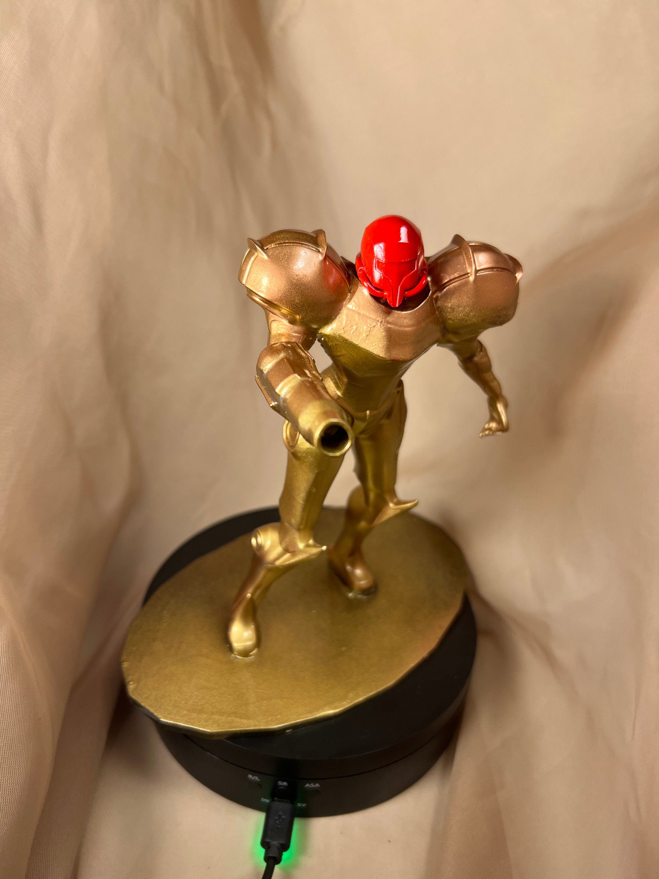 Samus Aran with Removable Helmet / Metroid Hero  Figure