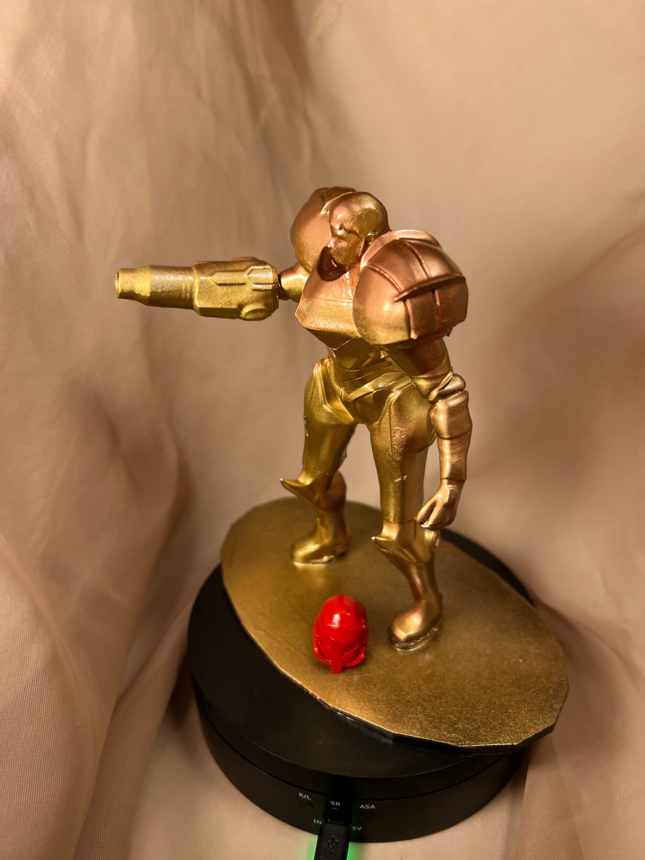Samus Aran with Removable Helmet / Metroid Hero  Figure