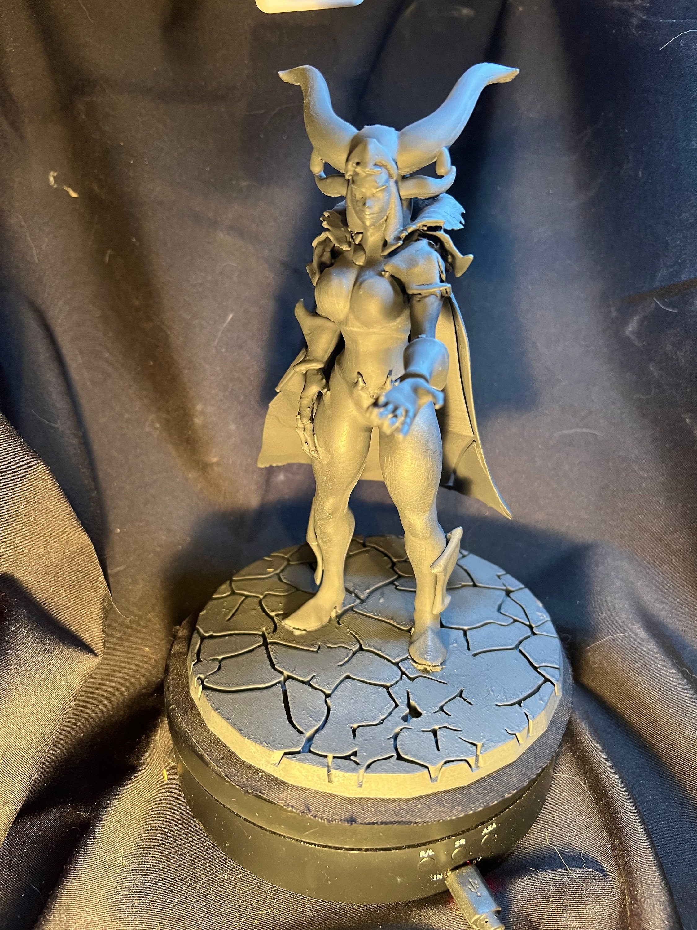 Dragon Queen Miniature / Fantasy Dragonkin Woman Figure