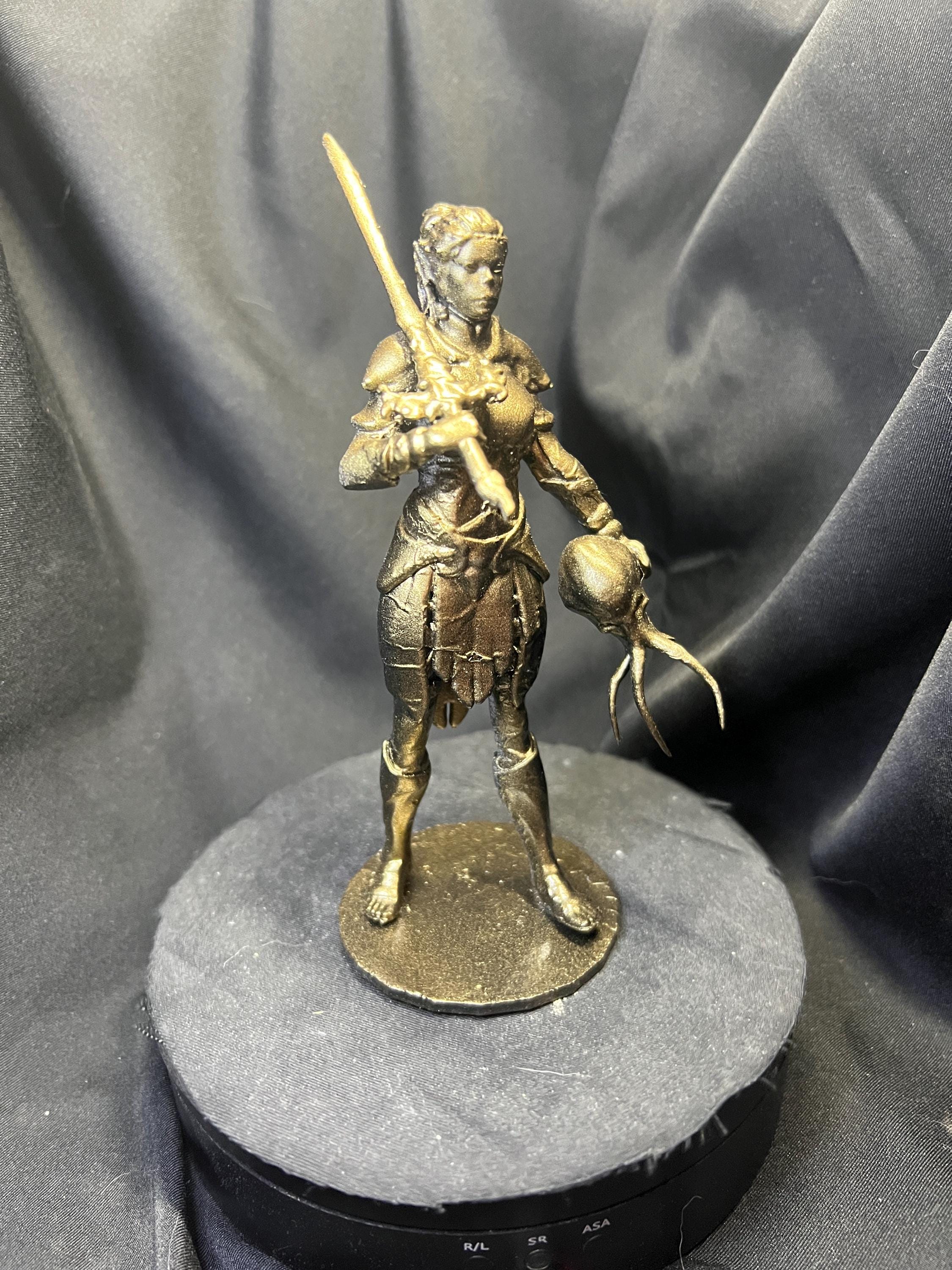 Lae'zel Holding a Mindflayer Head Figure