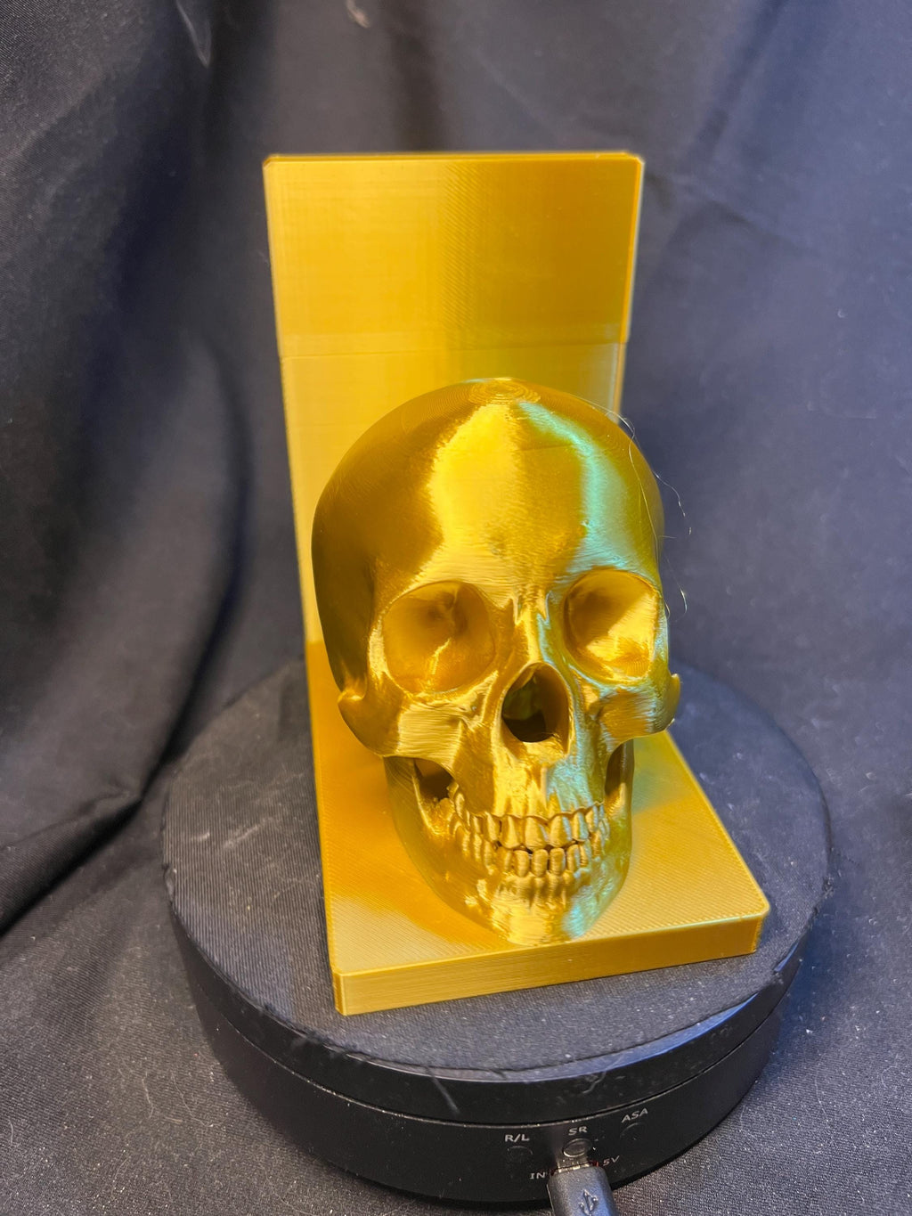 Golden Skull Bookend – Gothic Decorative Shelf Piece