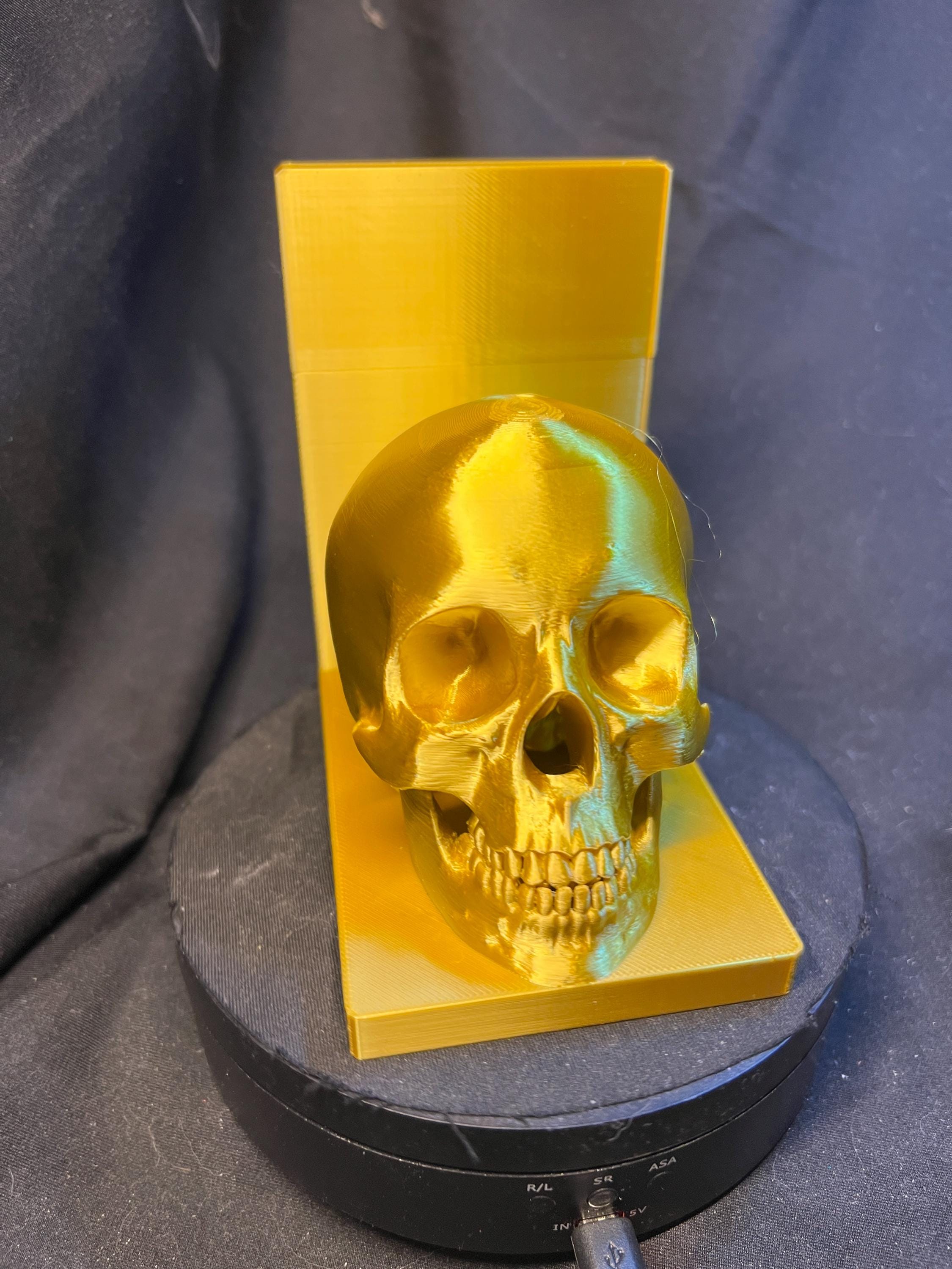 Golden Skull Bookend – Gothic Decorative Shelf Piece