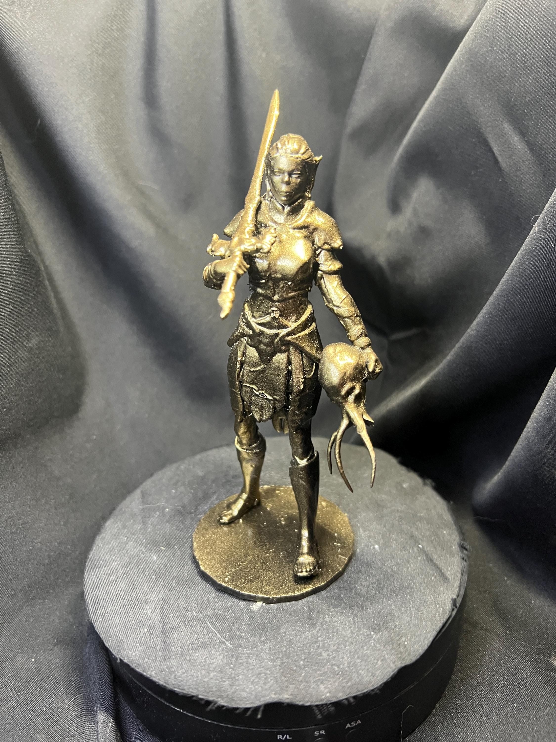 Lae'zel Holding a Mindflayer Head Figure