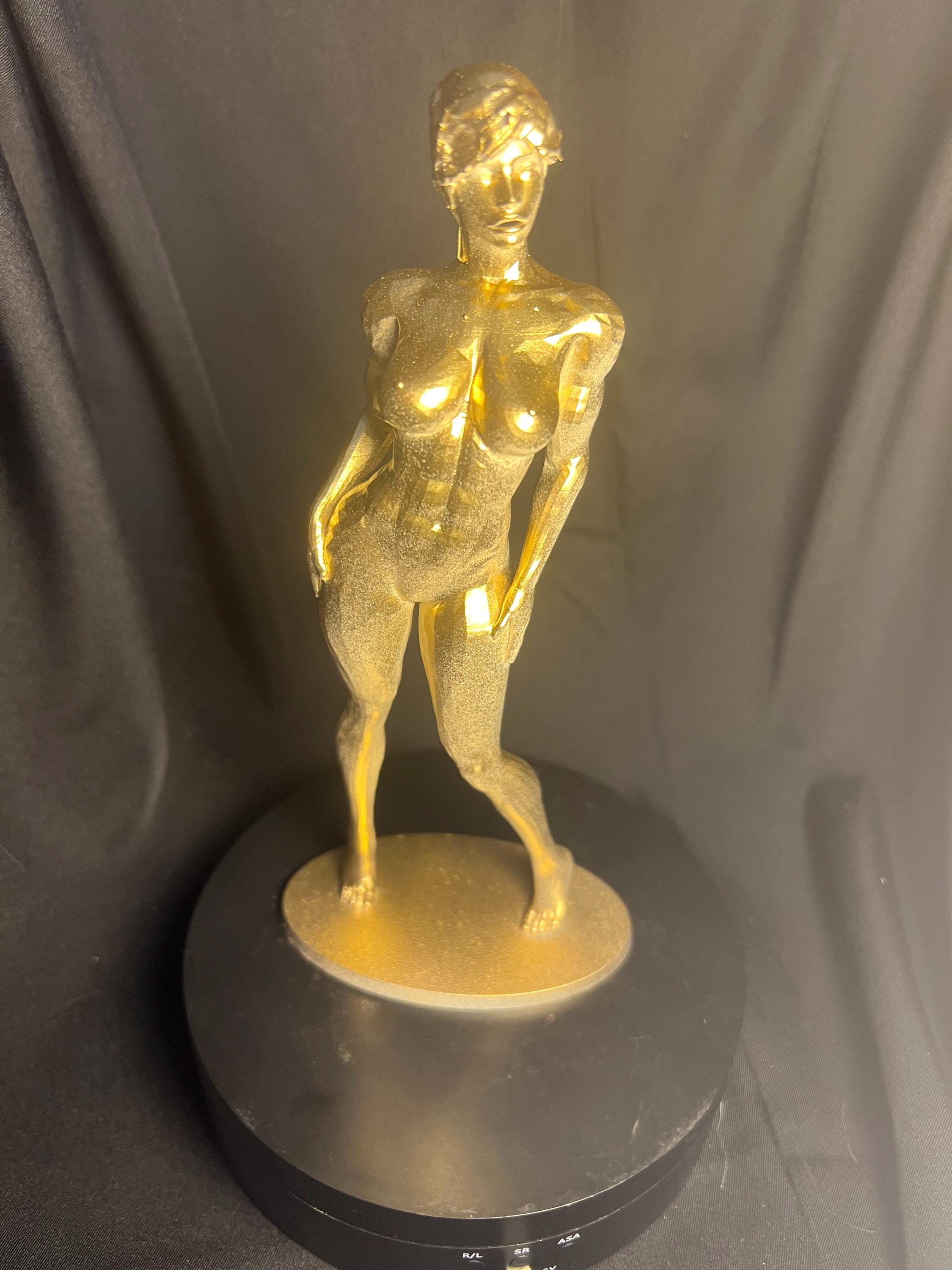 Sexy Muscular Woman / Fit Nude Female Figure