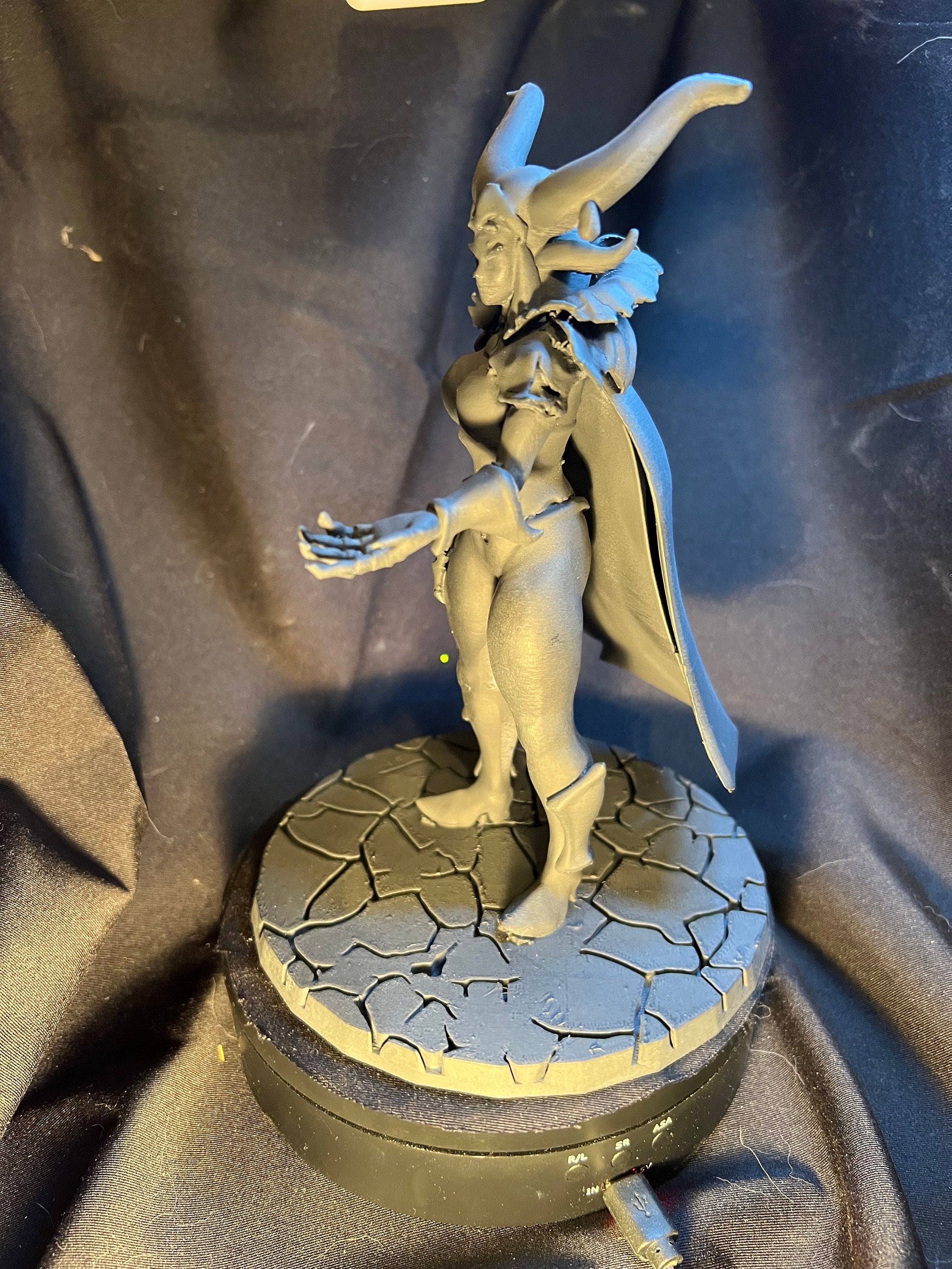Dragon Queen Miniature / Fantasy Dragonkin Woman Figure