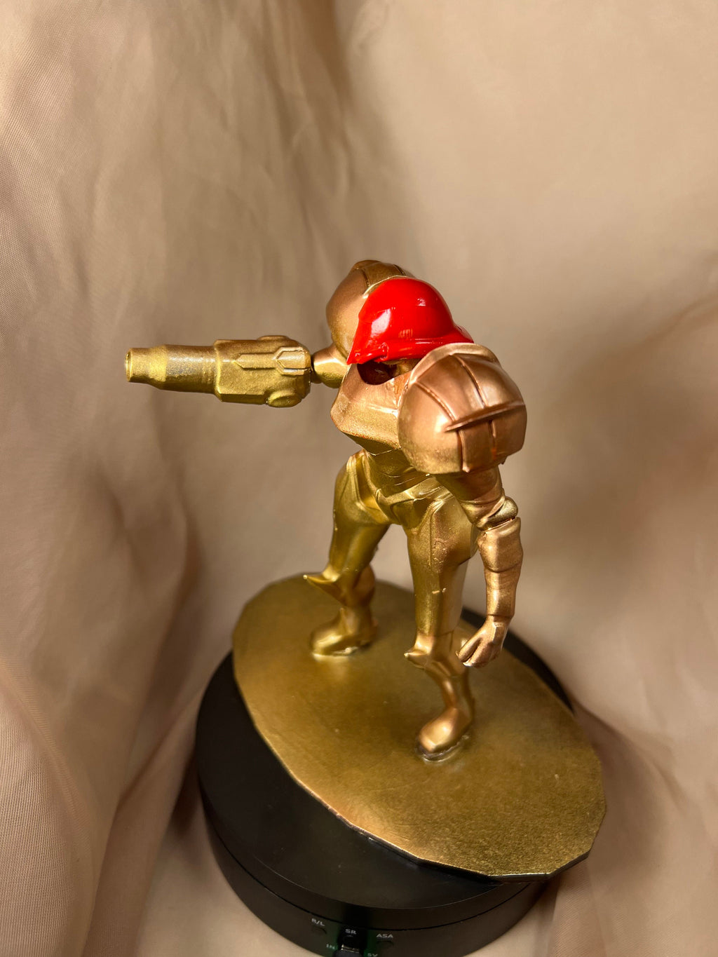 Samus Aran with Removable Helmet / Metroid Hero  Figure