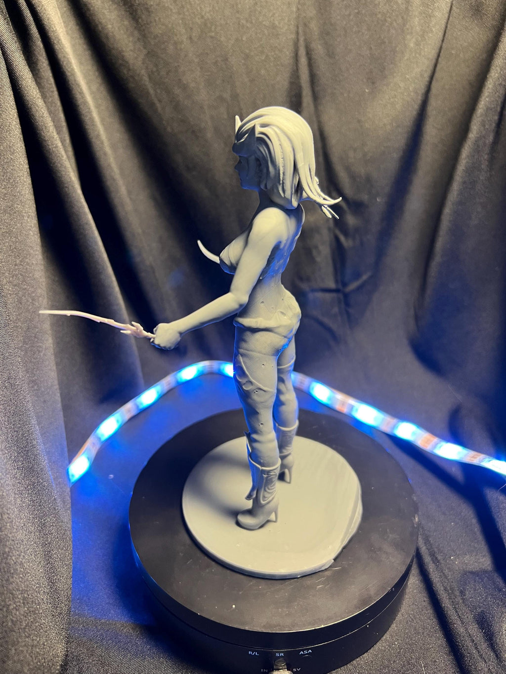 Dual Wielding Elf Rogue Figure