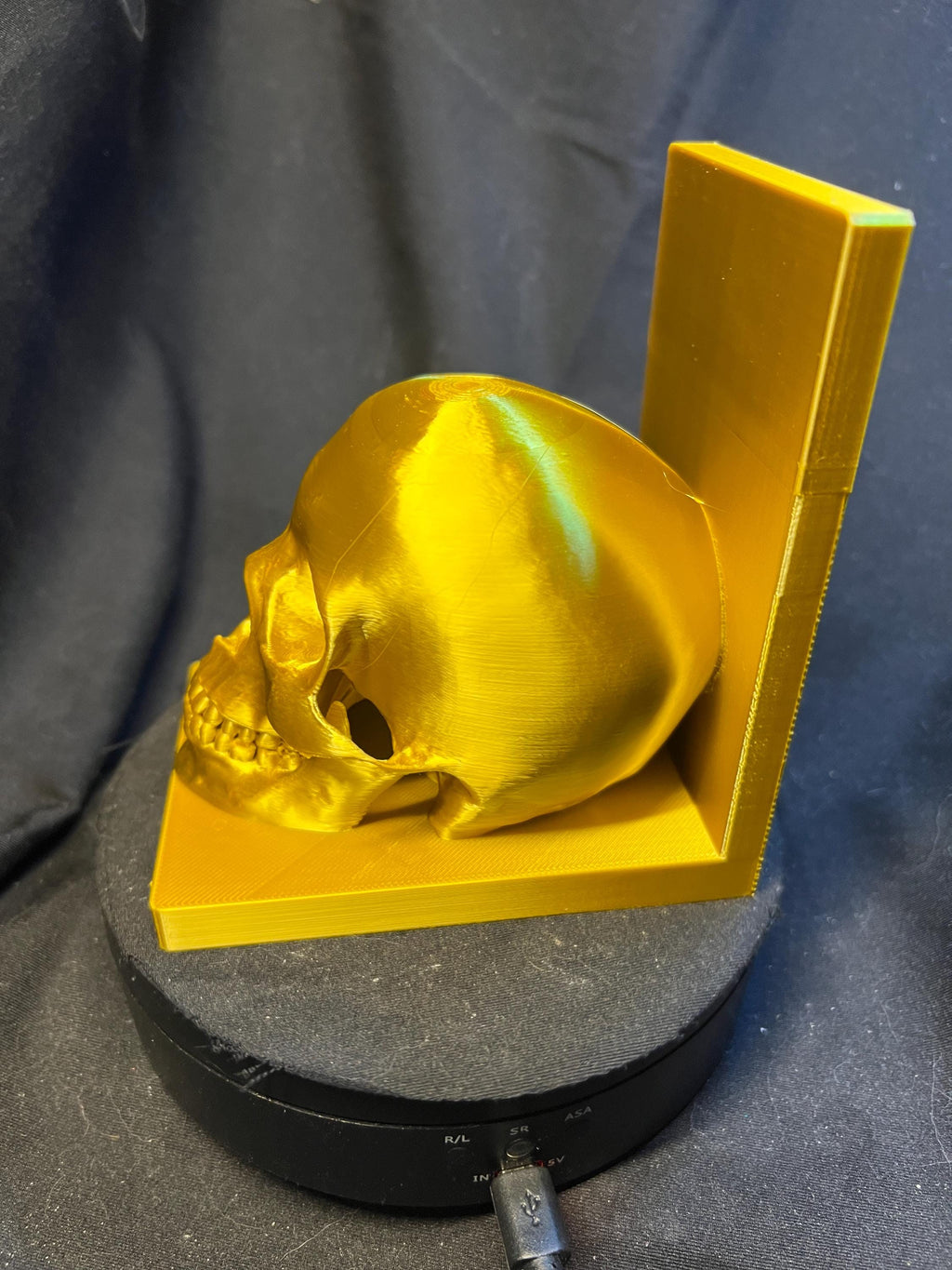 Golden Skull Bookend – Gothic Decorative Shelf Piece
