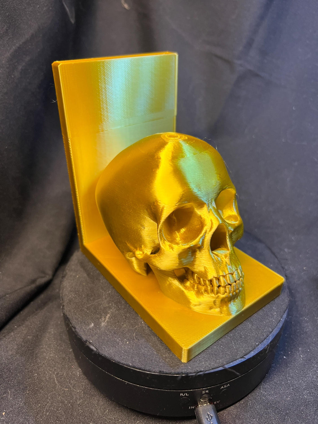 Golden Skull Bookend – Gothic Decorative Shelf Piece
