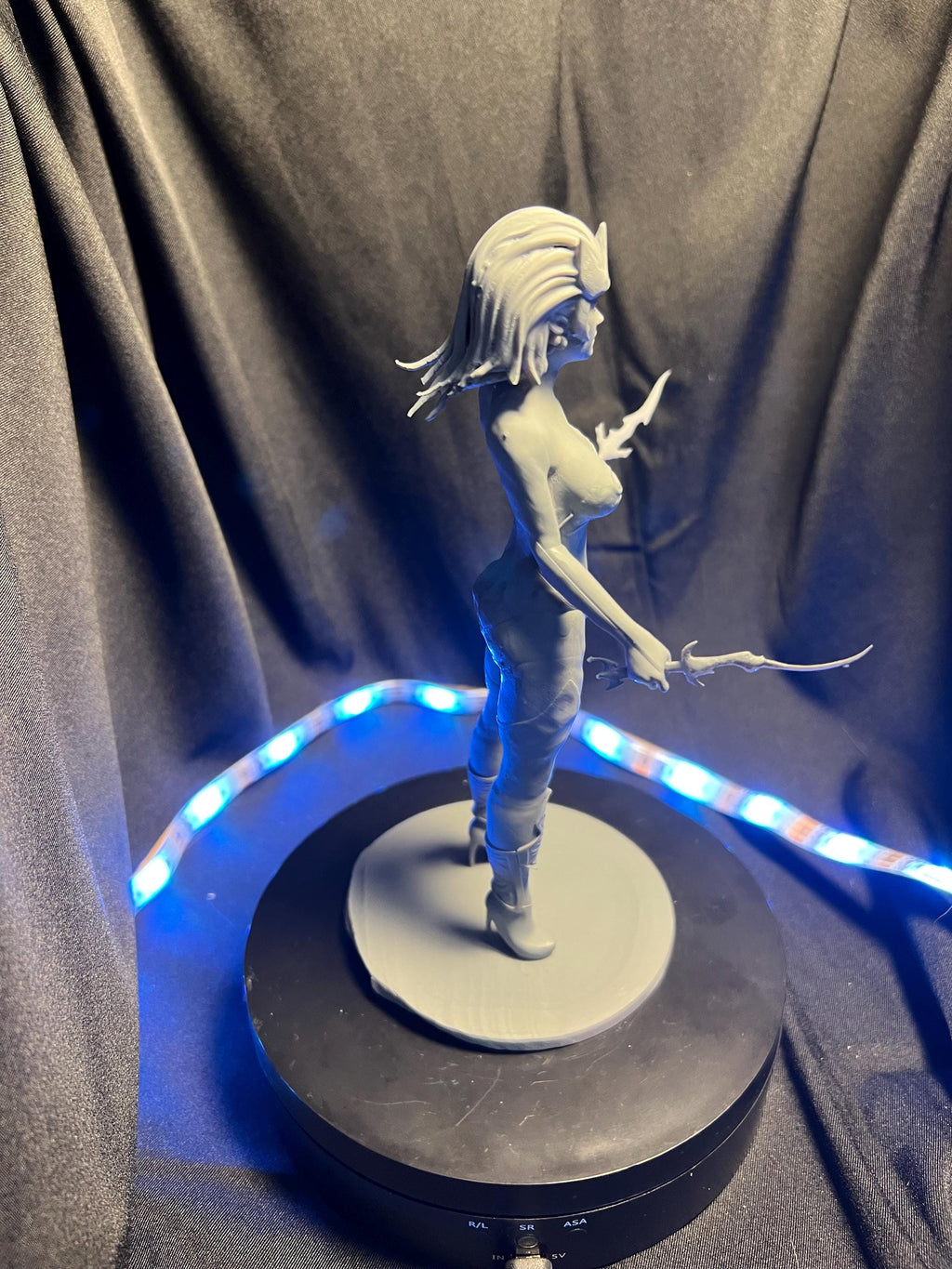 Dual Wielding Elf Rogue Figure