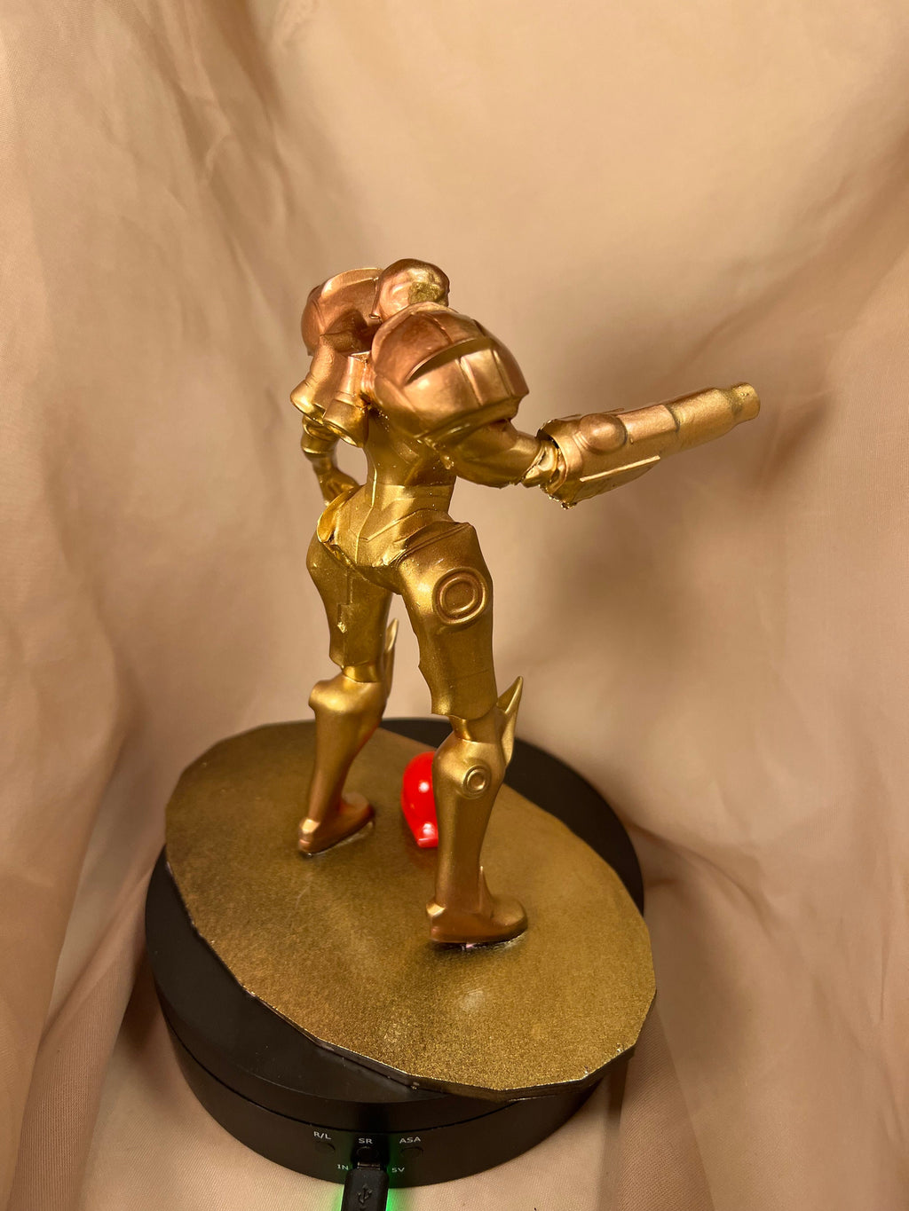 Samus Aran with Removable Helmet / Metroid Hero  Figure