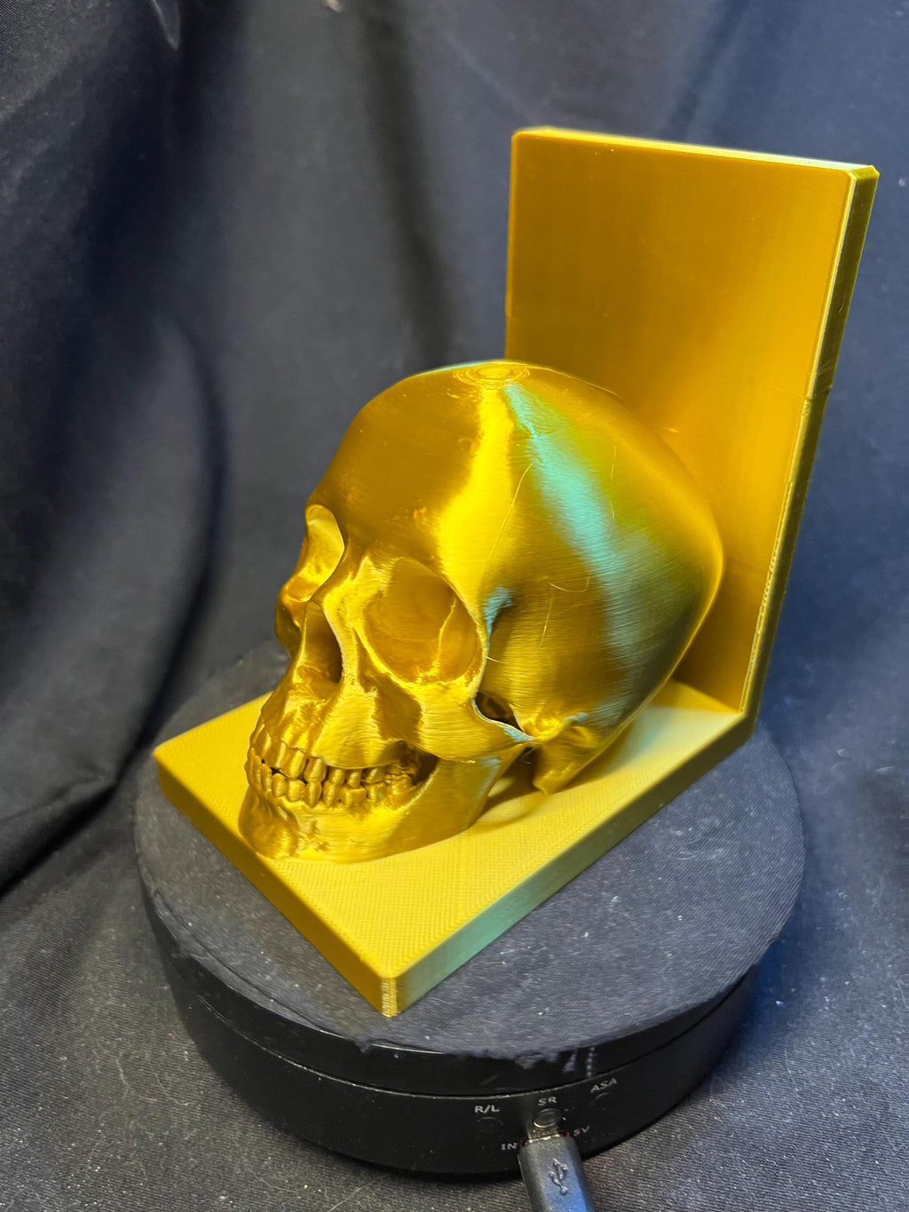 Golden Skull Bookend – Gothic Decorative Shelf Piece